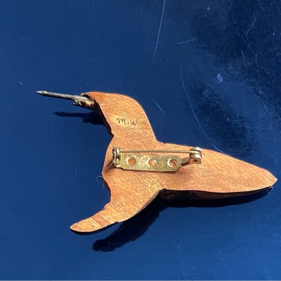 Wooden Carved Hummingbird Brooch Signed M.W - Picture 2 of 6